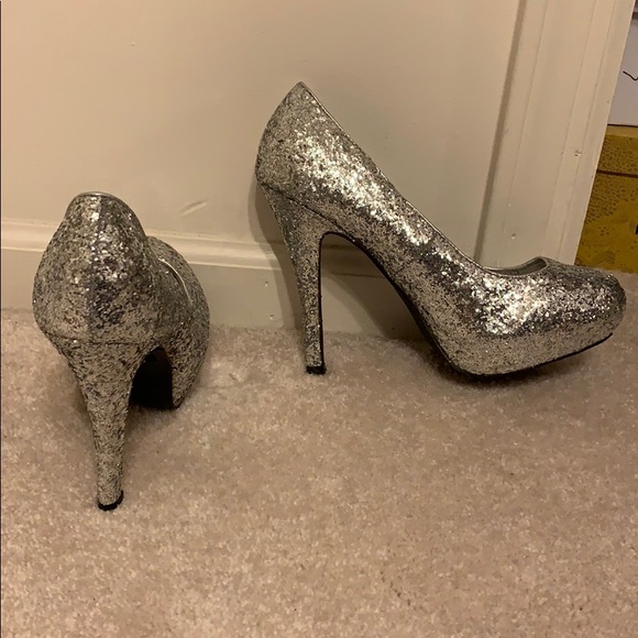 Shiny silver pumps - Picture 2 of 2